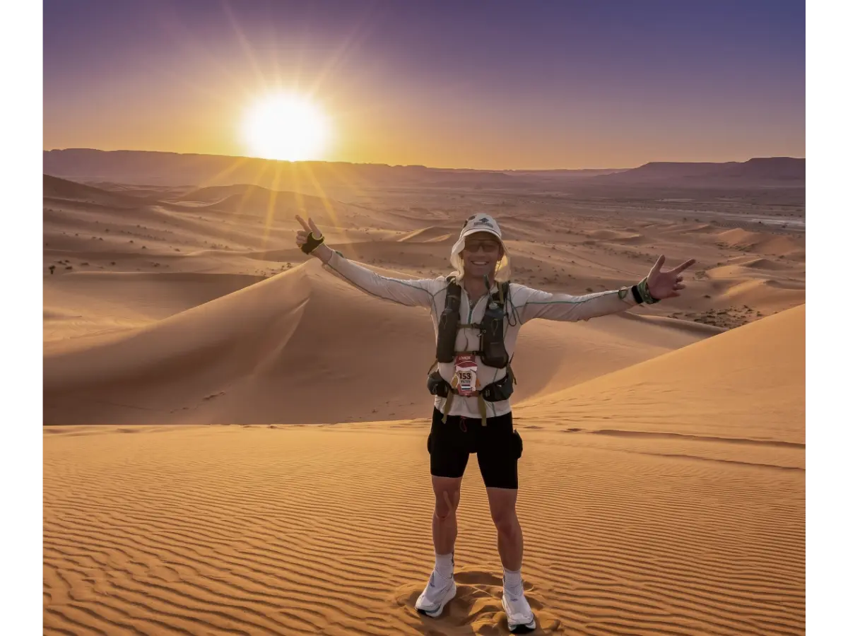 Peter alleen lopend in de Sahara tijdens Marathon des Sables