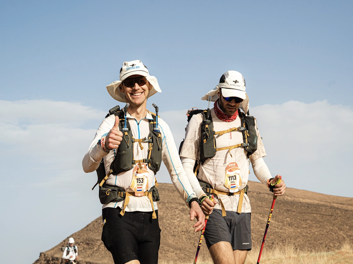 Twee lopers hebben het zwaar tijdens een etappe van de Marathon des Sables