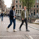 De top 5 beste stijlvolle schoenen voor lichte sportieve activiteiten vind je hier in onze uitgebreide Test & Review 2-mannen-met-Sportieve-stijlvolle-sneakers