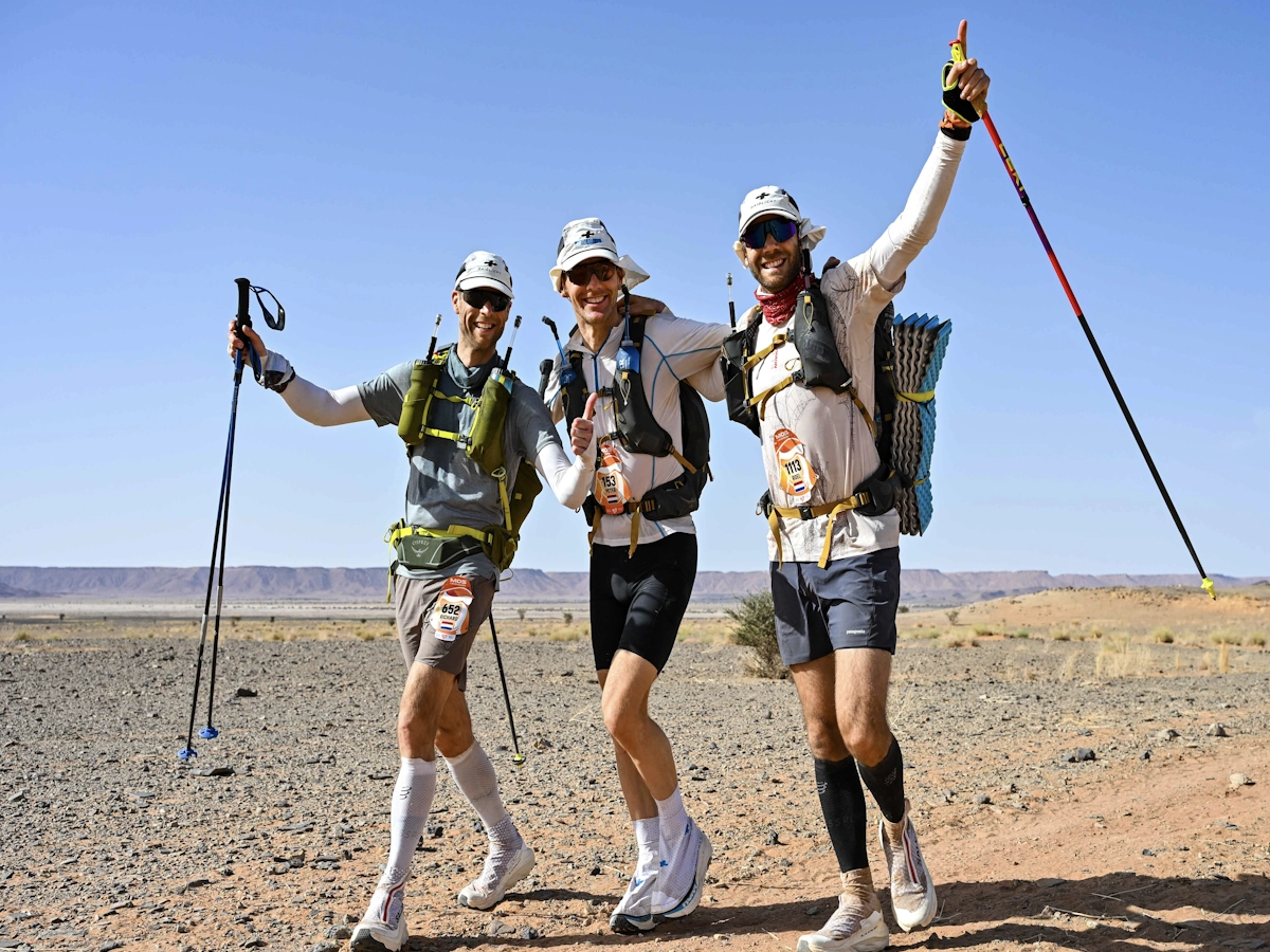Drie lopers rennen samen over het parcours van de Marathon des Sables