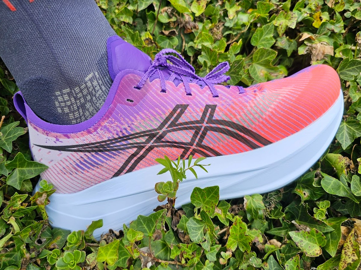 Zijaanzicht van de ASICS MEGABLAST