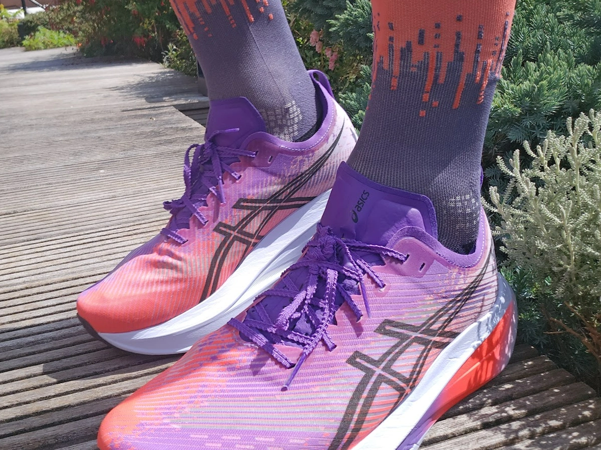 Twee ASICS MEGABLAST schoenen naast elkaar