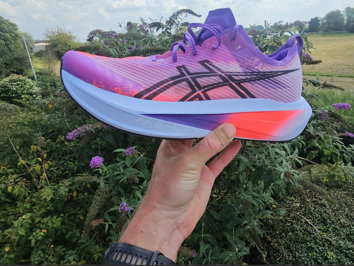 ASICS MEGABLAST in lichte kleurstelling