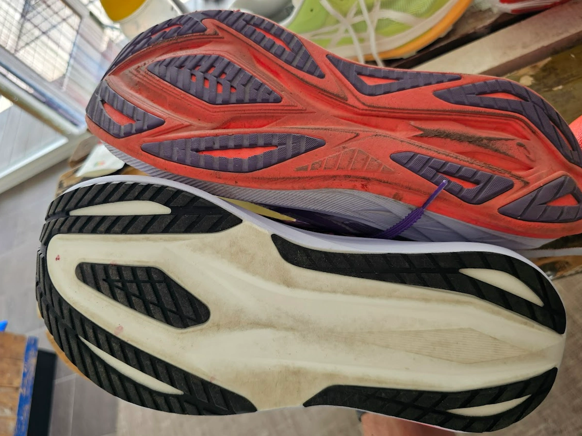 Zoolpatronen van ASICS MEGABLAST en Superblast 2 naast elkaar