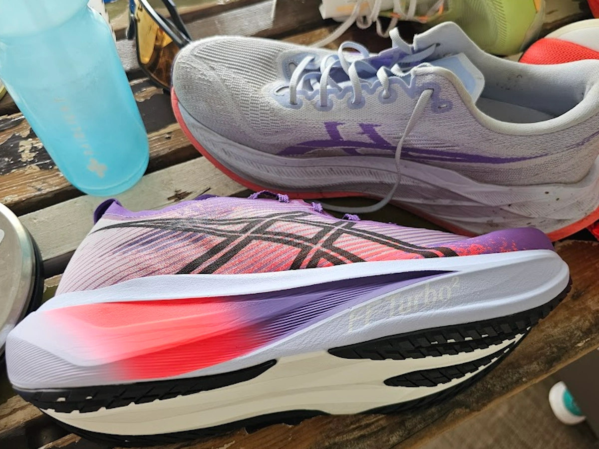 ASICS MEGABLAST naast ASICS Superblast 2 van bovenaf gezien