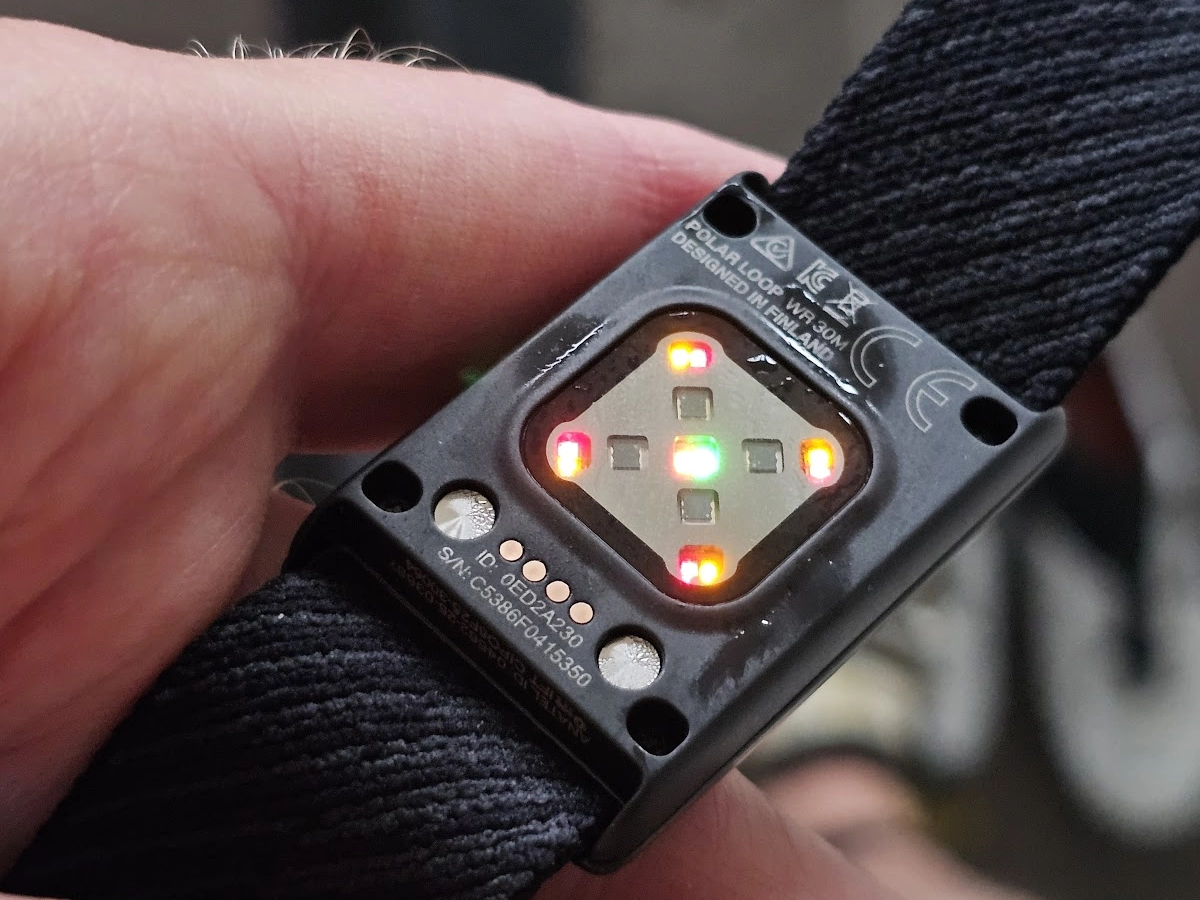 Achterzijde van de Polar Loop met zichtbare sensor
