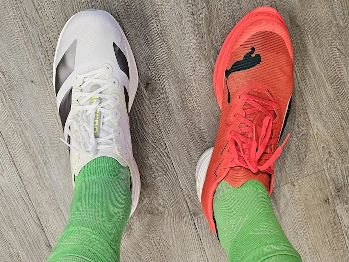 Bovenaanzicht van de Adidas Adizero Adios Pro 4 naast de Puma Fast-R Nitro