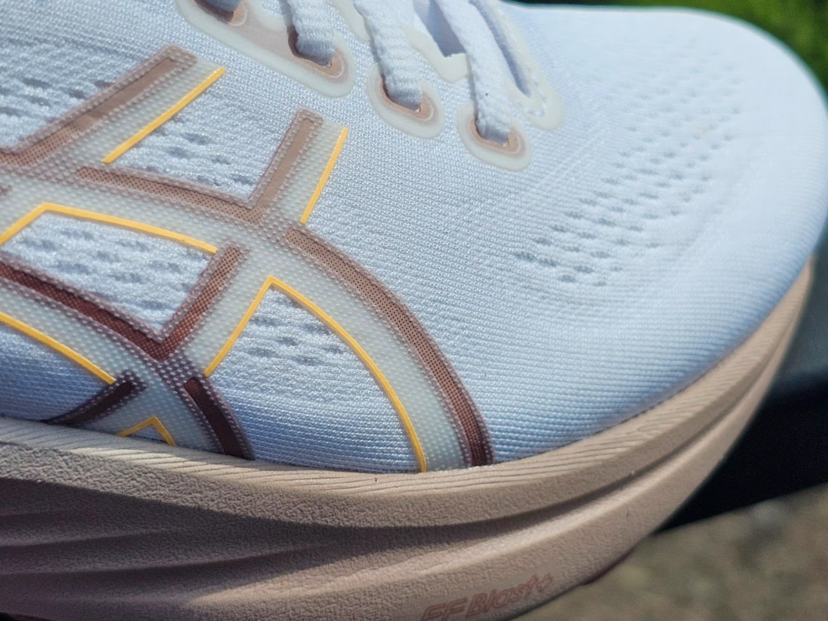 Detail van de neus van de Asics Kayano 32 hardloopschoen