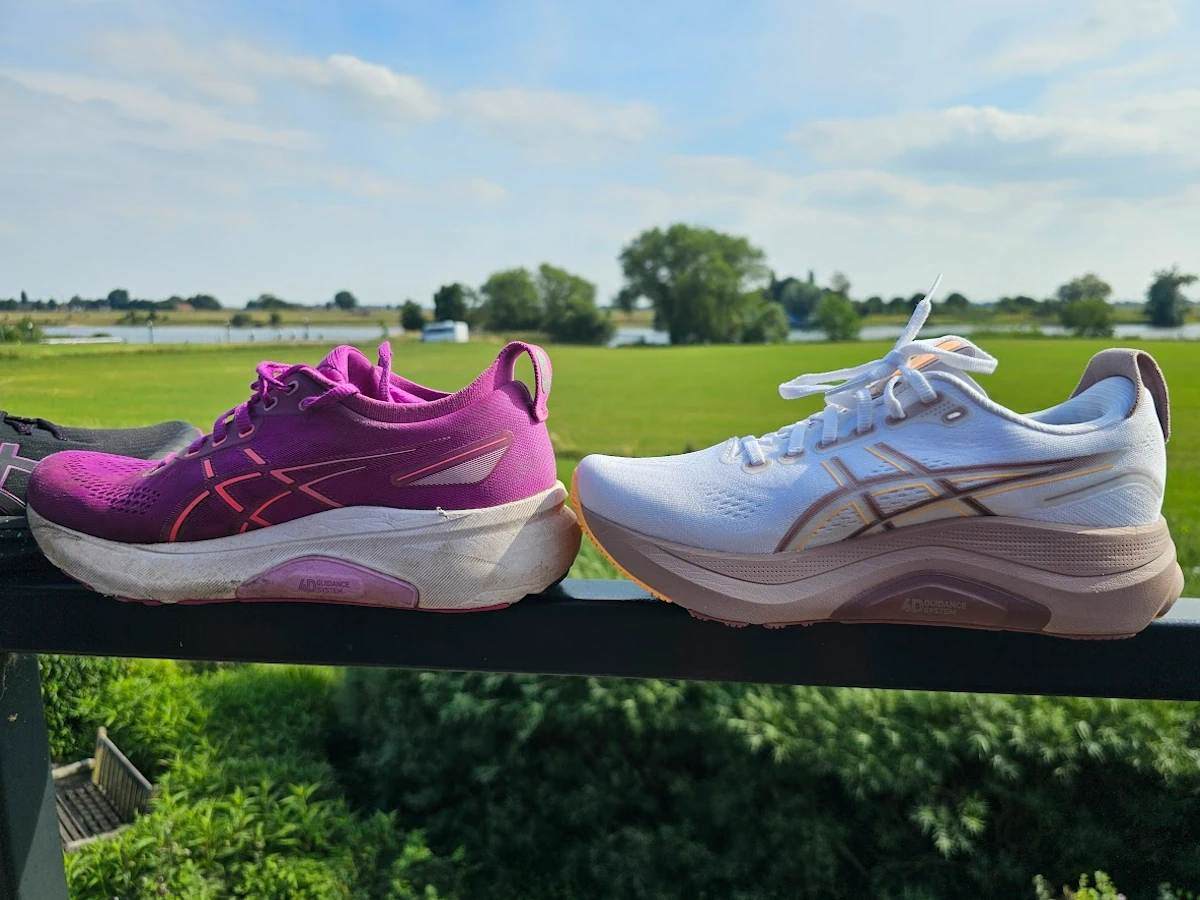 Zijaanzicht van de Asics Kayano 32 en 31 met focus op comfortzones