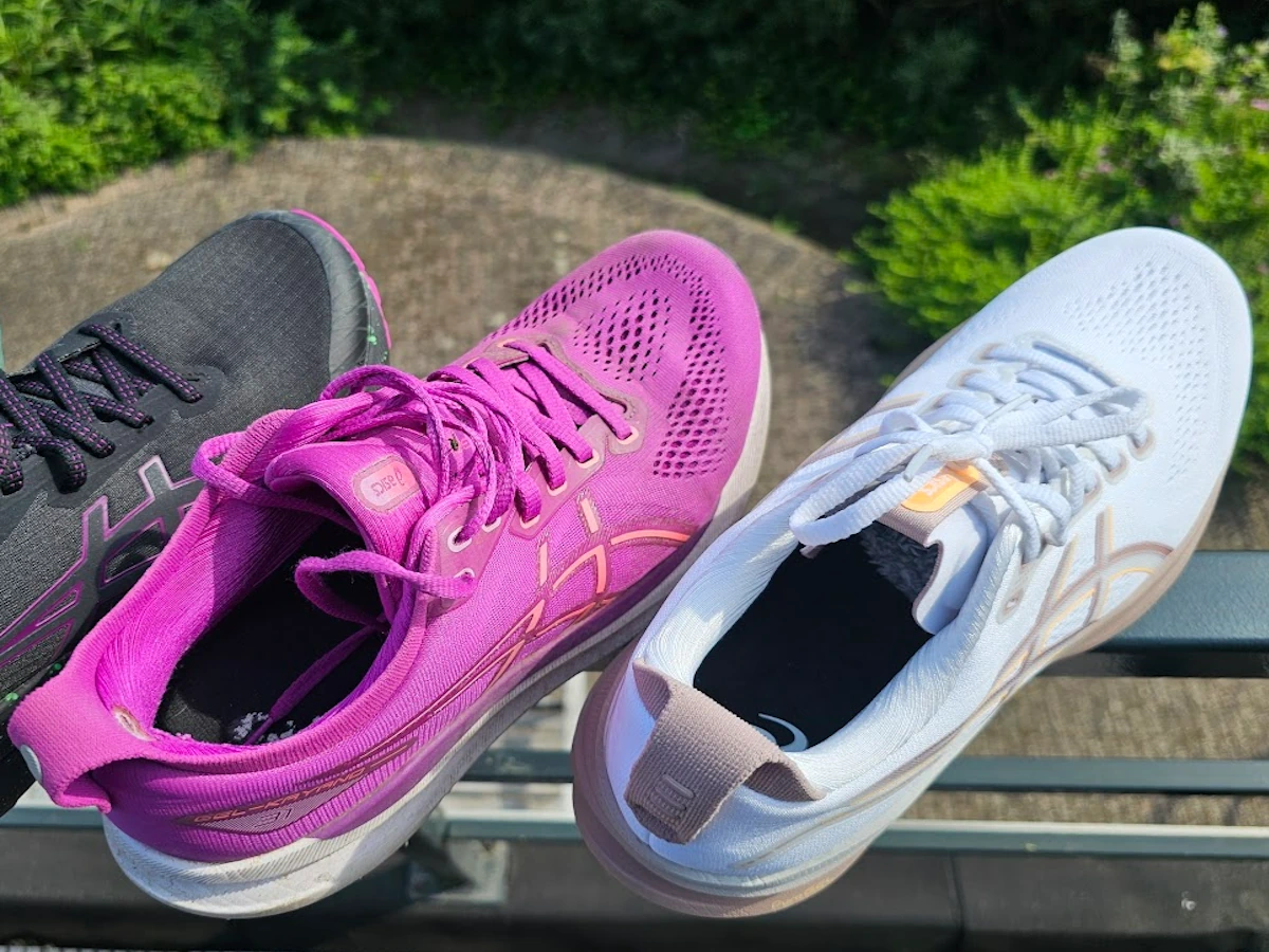 Bovenaanzicht van het mesh bovenwerk van de Asics Kayano 32 versus Kayano 31