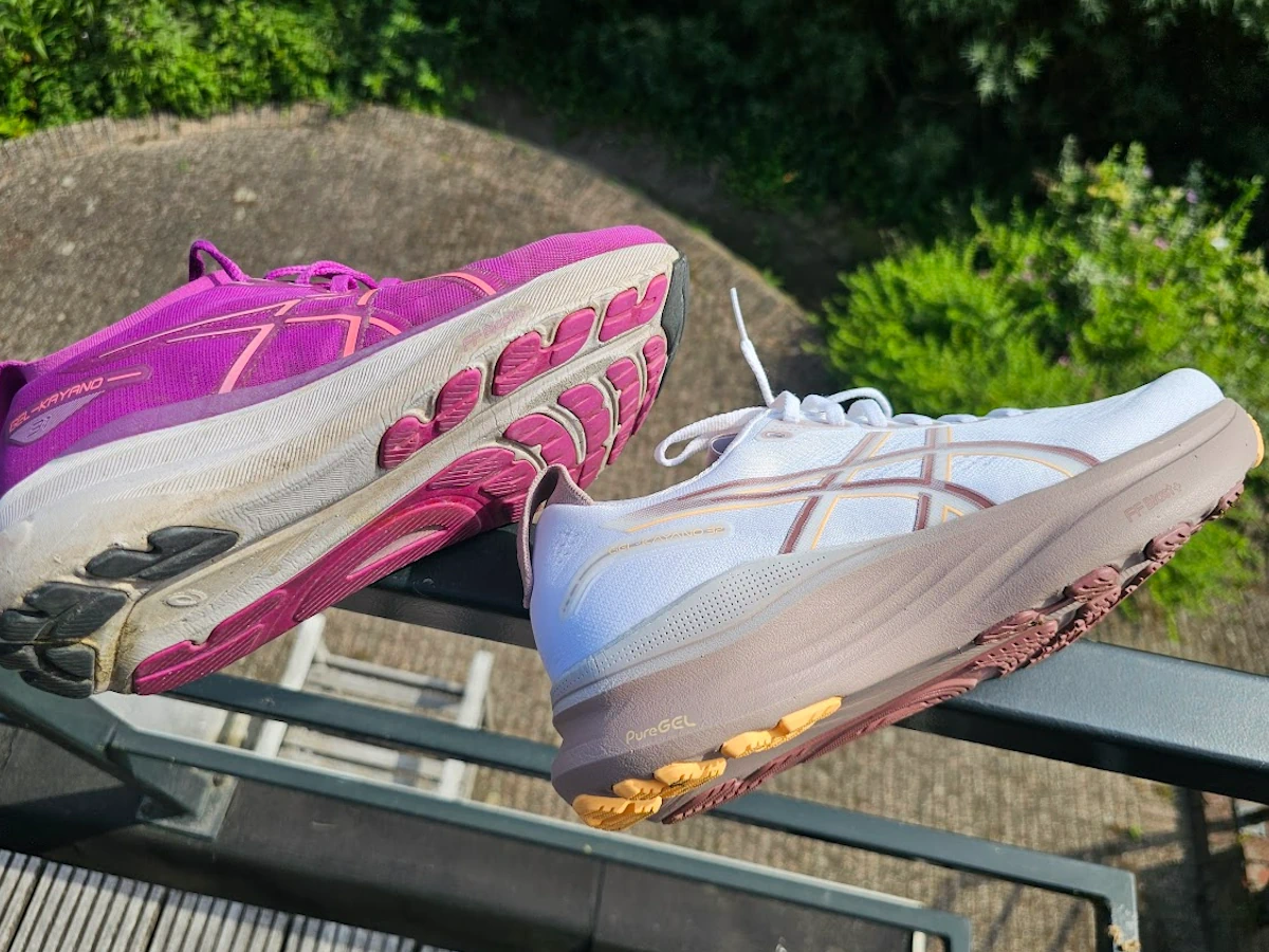 Zijaanzicht van de Asics Kayano 32 en Kayano 31