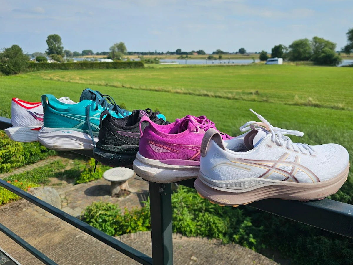 Vergelijking van de Asics Kayano 32 met de Asics Nimbus en een Nike hardloopschoen