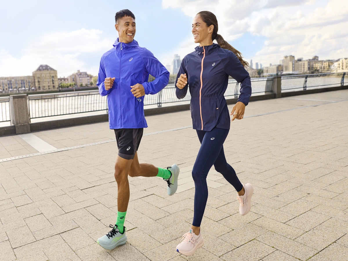 Hardlopers testen de ASICS GEL-NIMBUS 28 tijdens een ontspannen duurloop