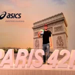 Hoofd leeg, schoenen aan: 87% van de lopers voelt zich mentaal beter na hardlopen Asics-parijs-marathon-Peter-met-startnummer