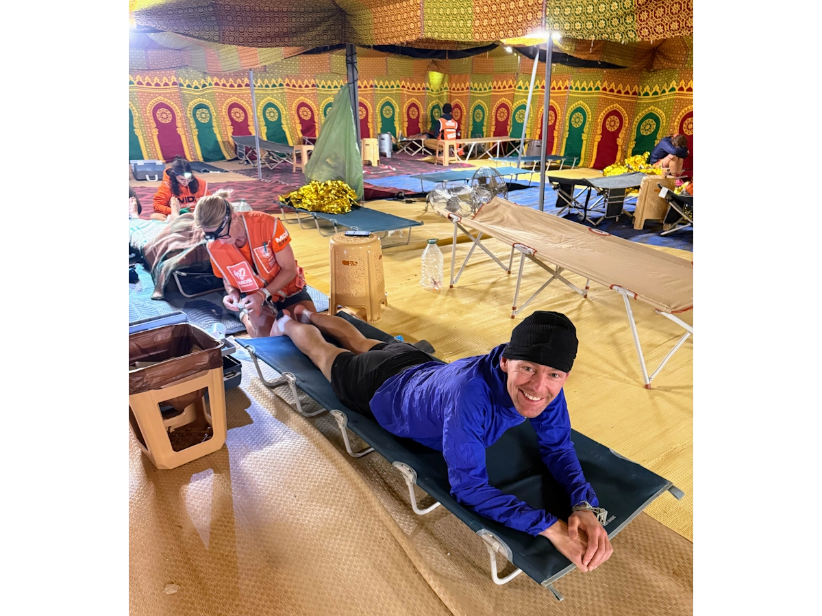 Behandeling van blaren bij deelnemer Marathon des Sables