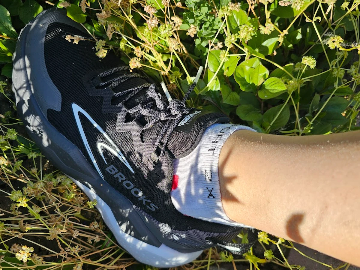 Brooks Caldera 8 in het gras