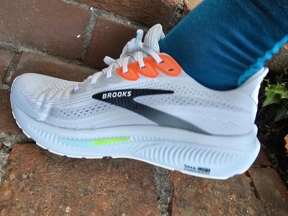 De Brooks Ghost 17 gedragen aan voet tijdens het hardlopen