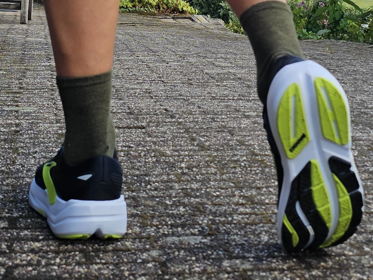 Brooks Ghost Max 3 gedragen aan de voeten met zicht op de zool