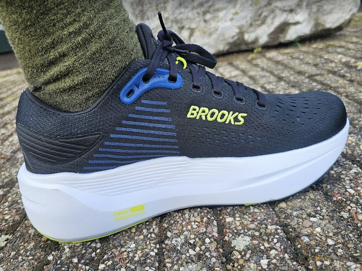 De Brooks Ghost Max 3 hardloopschoen in close-up