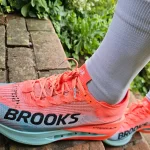 Brooks-Hyperion-Elite-5-carbon-hardloopschoenen-vs-Brooks-Hyperion-Max-lopend