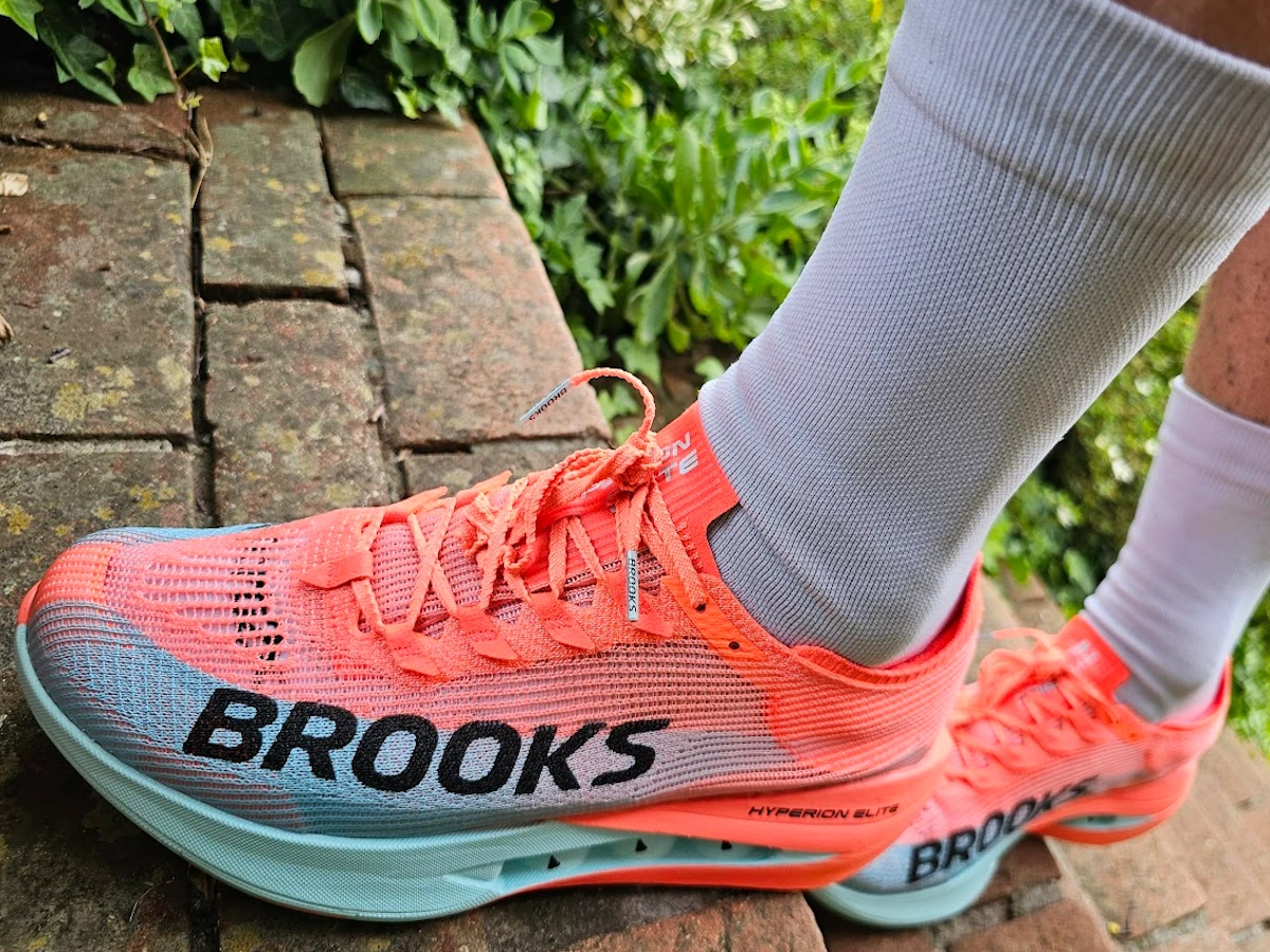 Brooks Hyperion Elite 5 vergeleken met Hyperion Max tijdens het lopen
