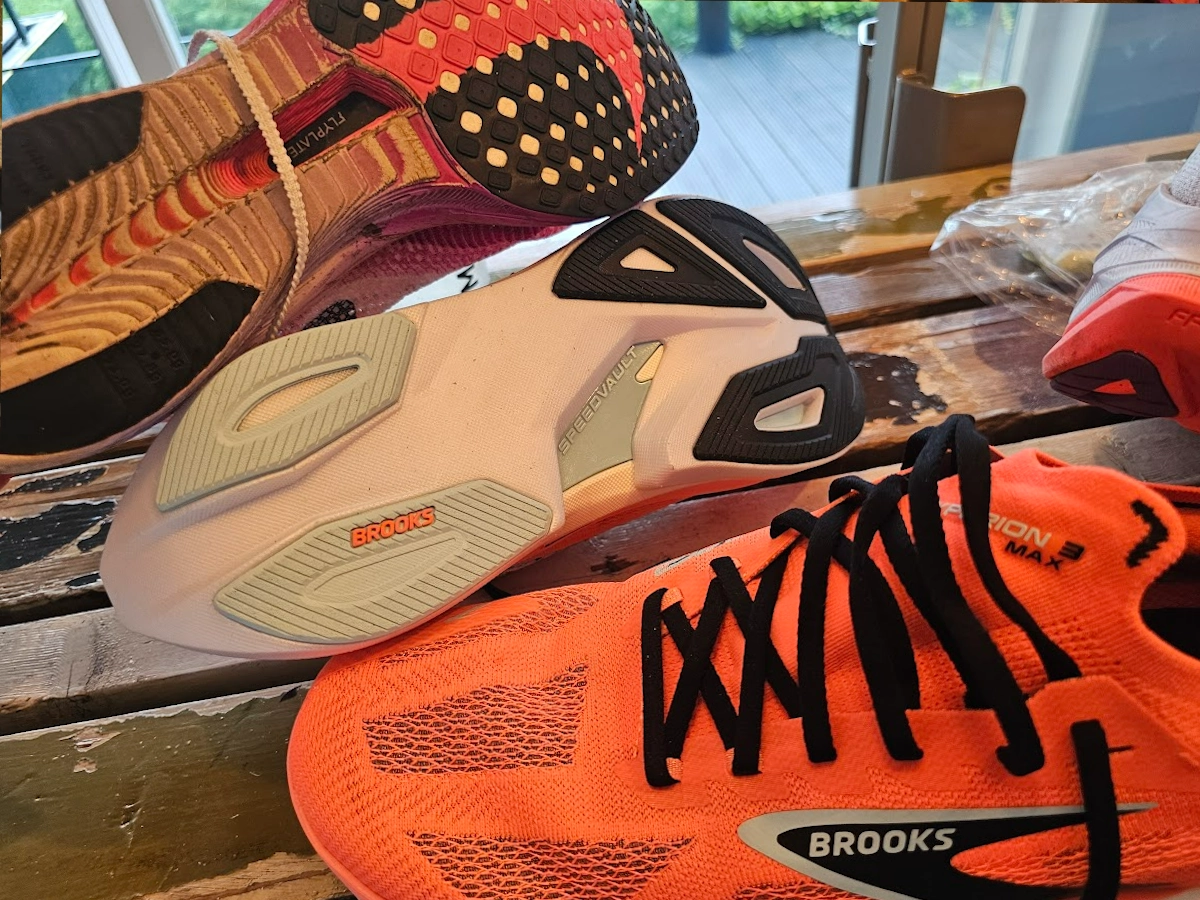 Zool van de Brooks Hyperion Max 3 naast Nike schoen