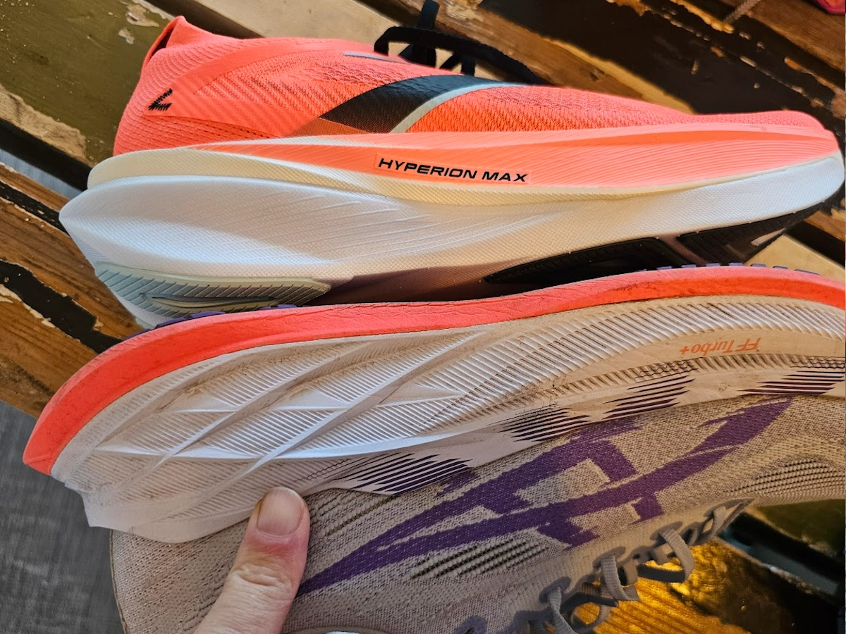Brooks Hyperion Max 3 naast ASICS Novablast hardloopschoen