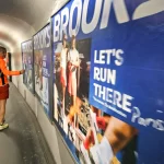 Brooks hardloopschoenen test Brooks-parijs-reclame-in-metro