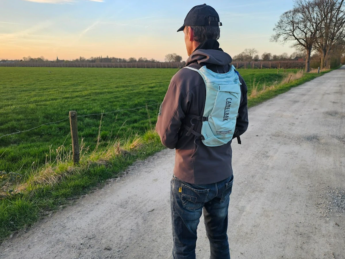 CamelBak Chase Adventure 8 op mijn rug tijdens een hike in de natuur