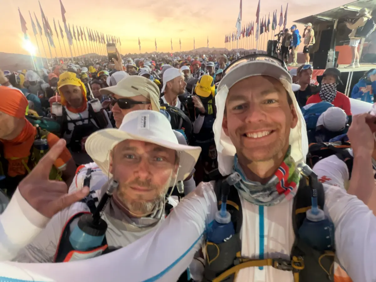 Daniel en Peter samen tijdens Marathon des Sables in de woestijn