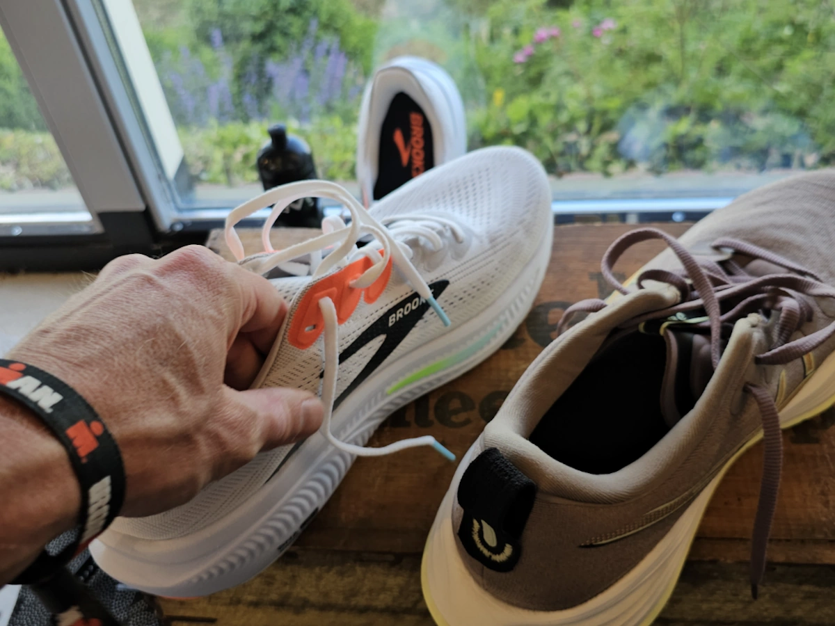 Vergelijking van de Brooks Ghost 17 met de Asics Cumulus schoen, zij aan zij