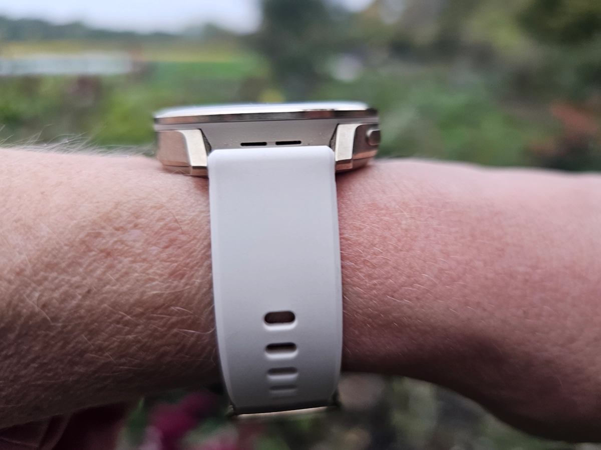 Dunne horlogekast van de Garmin Venu 4 met comfortabele pasvorm