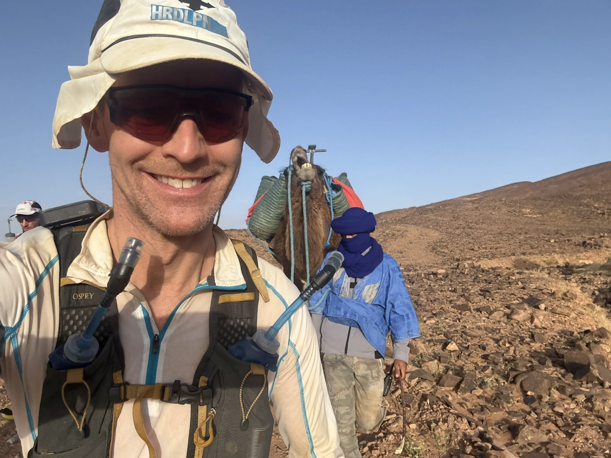 Werkende kameel in Sahara tijdens Marathon des Sables