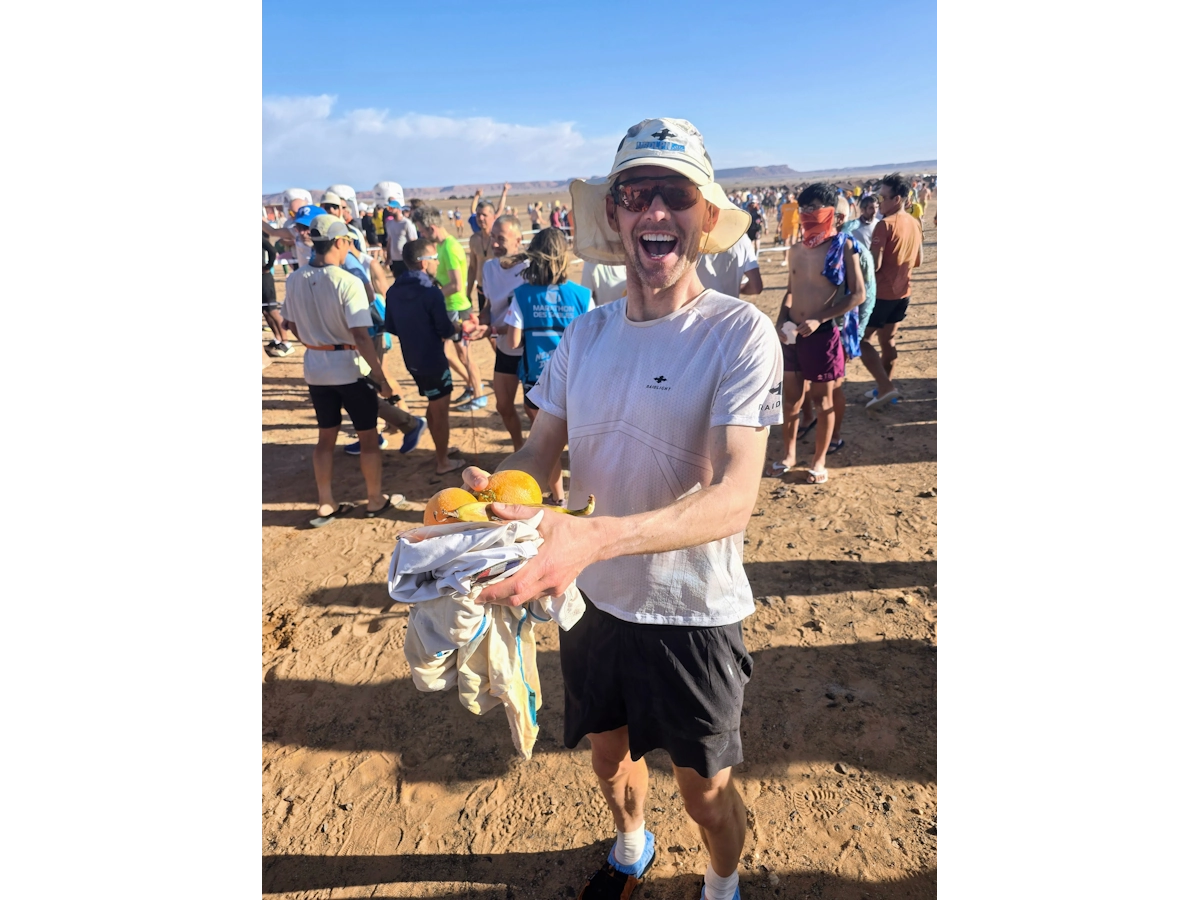 Deelnemers vieren na 100 km etappe met fruit Marathon des Sables