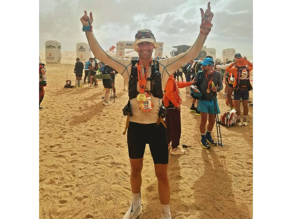 Peter finisht Marathon des Sables zichtbaar vermoeid maar trots