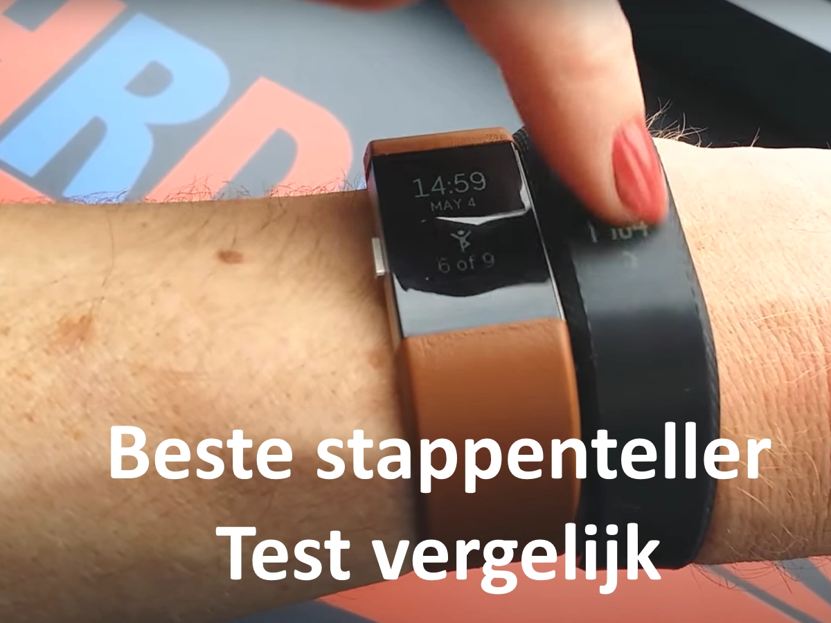 Fitbit Versa 3 stappenteller naast Garmin stappenteller