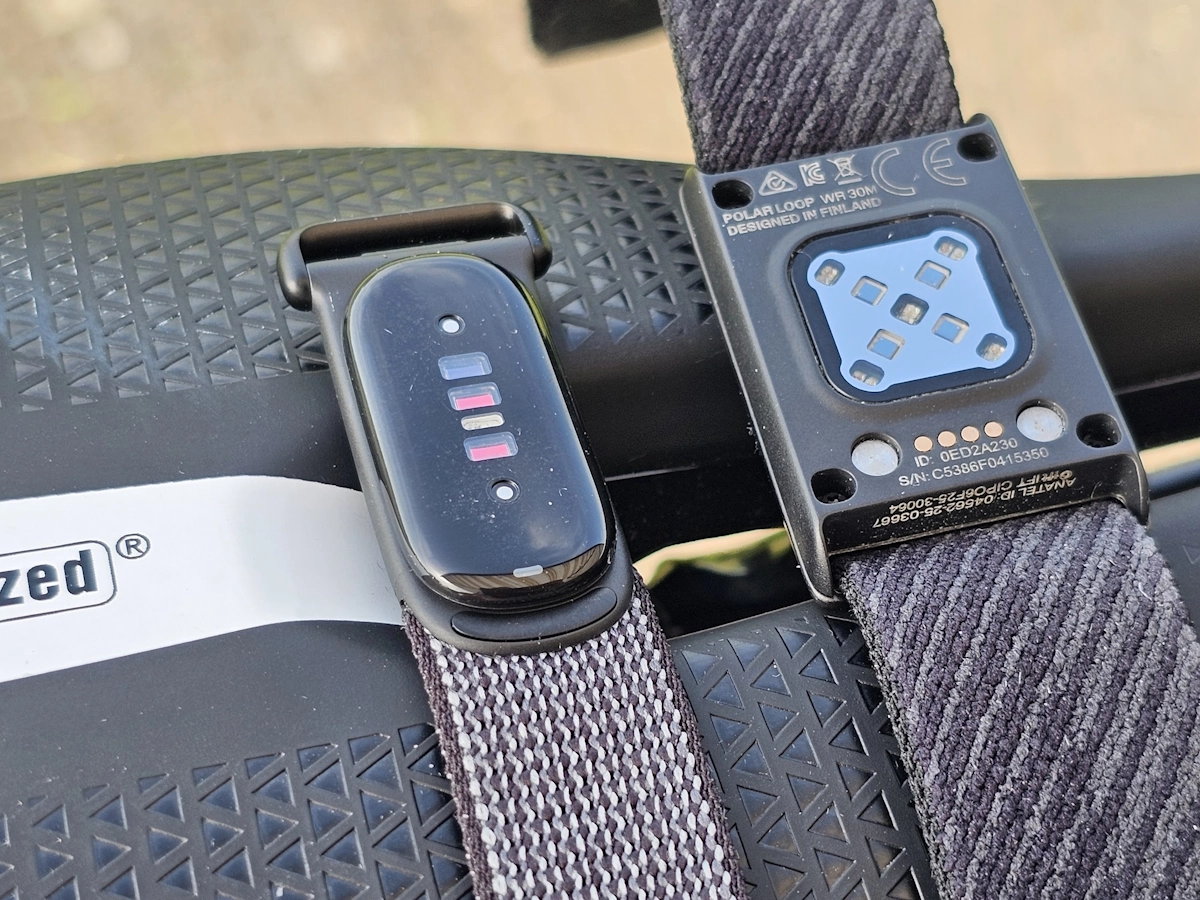 Fitbit Air en Polar Loop naast elkaar