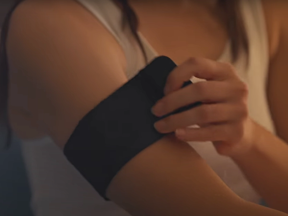 Garmin Index Sleep Monitor om de arm gedragen
