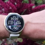 Garmin-venu-4-om-pols-dame-in-natuur-tijdens-hardlopen