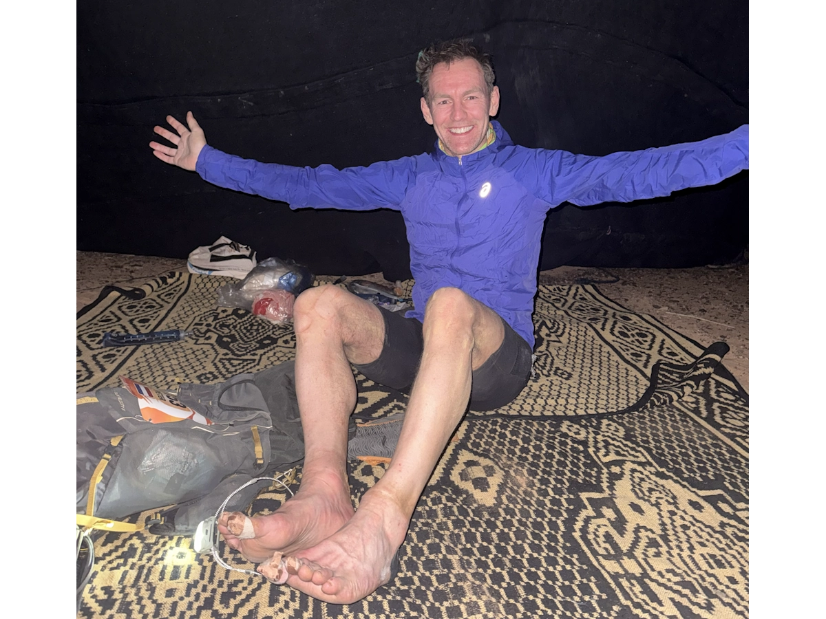 Peter ontspant in tent na 100 km etappe Marathon des Sables