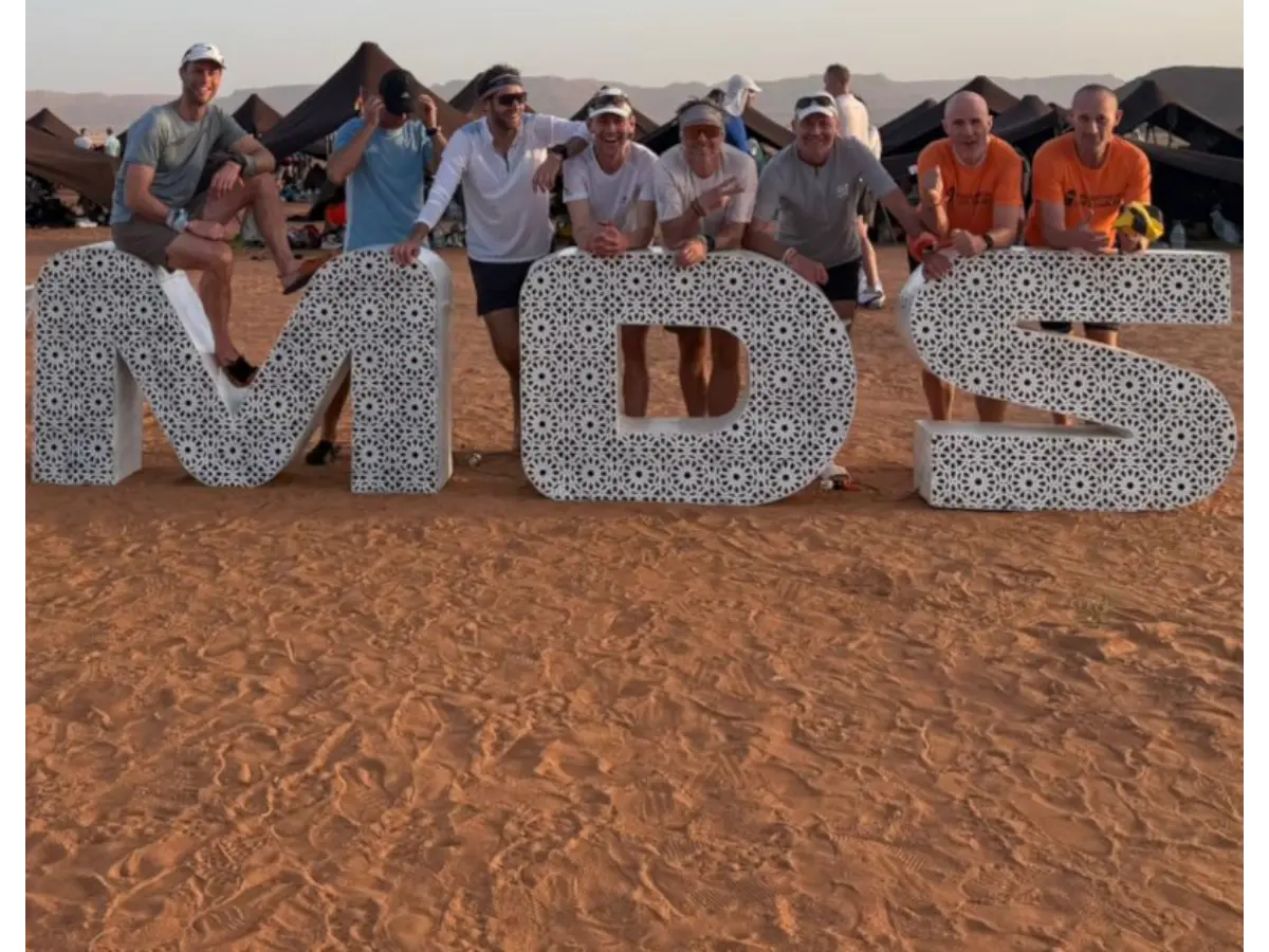 Groepsfoto bij finish Marathon des Sables na zware etappes