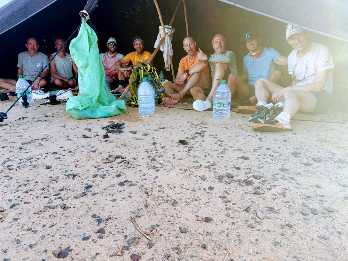 Groepsfoto deelnemers tijdens Marathon des Sables in de Sahara
