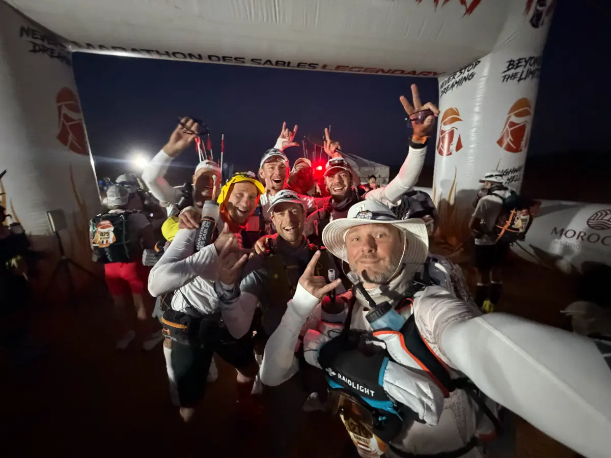 Groepsfoto bij start van etappe Marathon des Sables