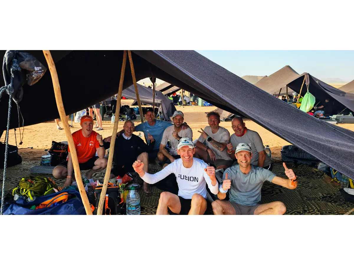 Groepsfoto voorafgaand aan Marathon des Sables deelnemers klaar