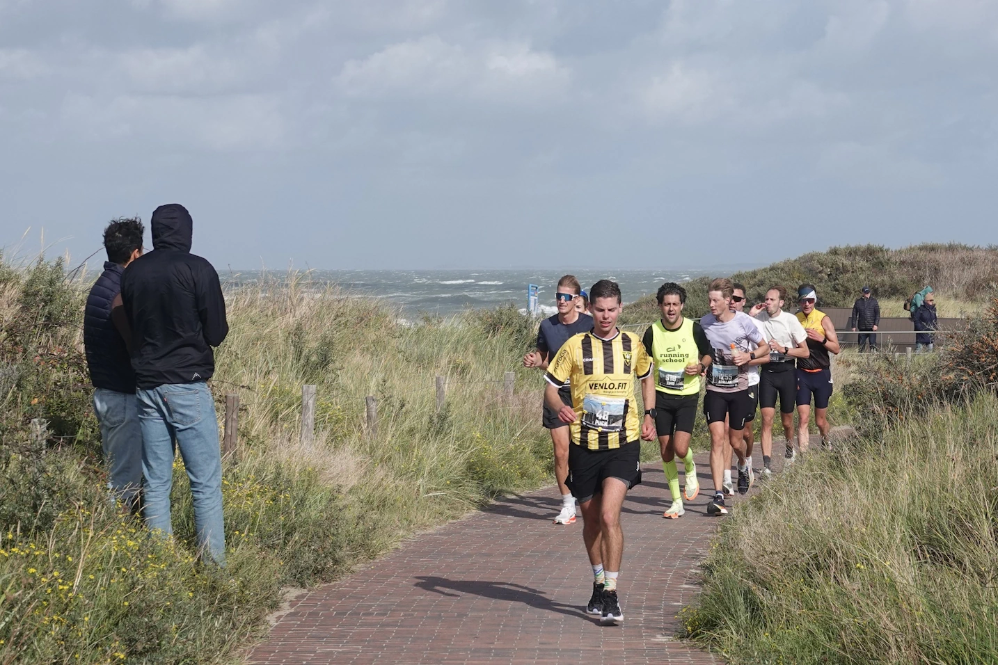 Hardloper trotseert storm en harde wind tijdens de Kustmarathon Zeeland