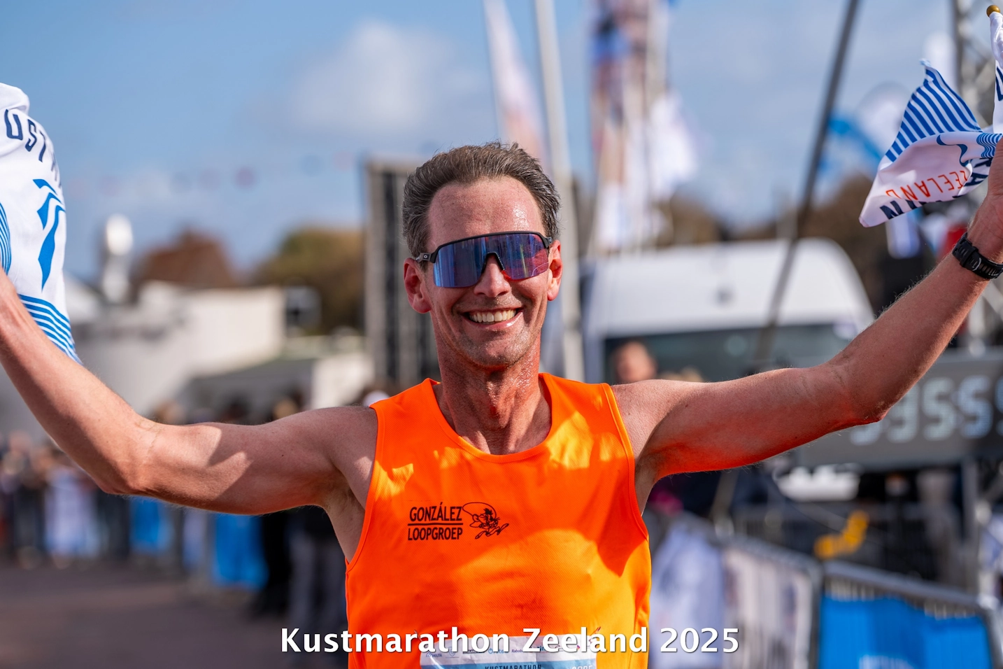 Laatste meters hardlopen met stormwind richting finish van de Kustmarathon Zeeland