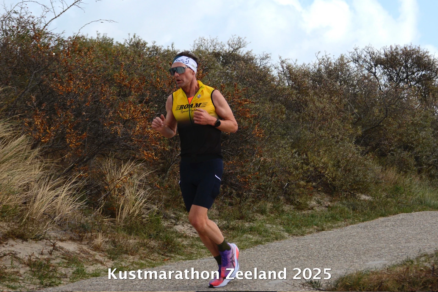 Hardlopen door de duinen met storm en tegenwind tijdens de Kustmarathon Zeeland