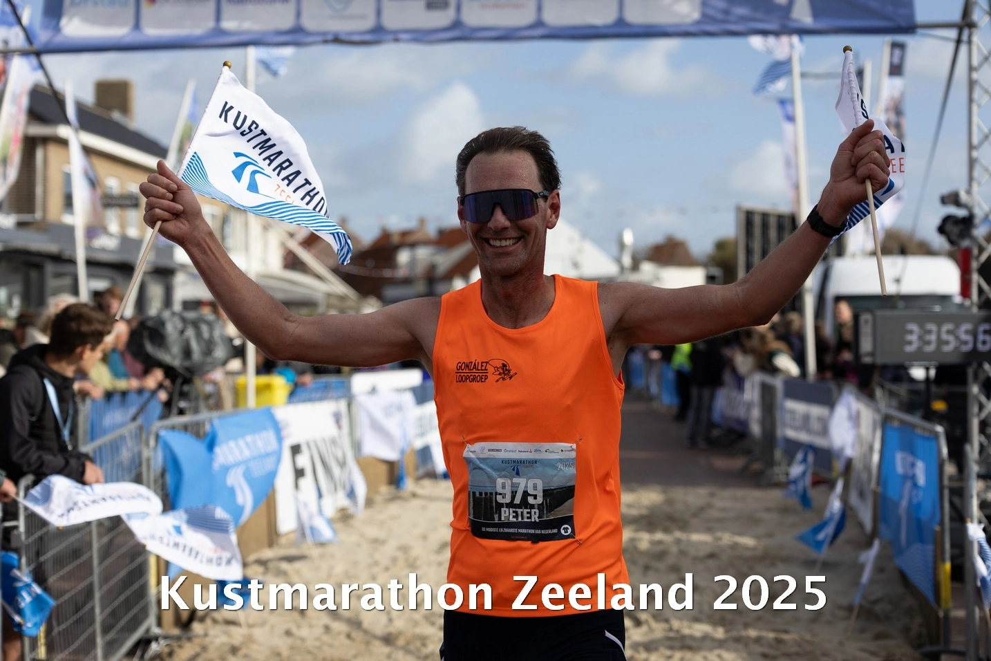 Hardloper finisht uitgeput na stormachtige editie van de Kustmarathon Zeeland