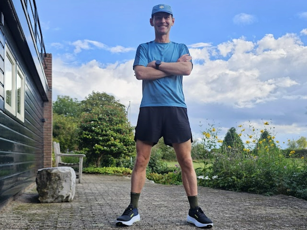 Loper met de Brooks Ghost Max 3 schoenen aan de voeten