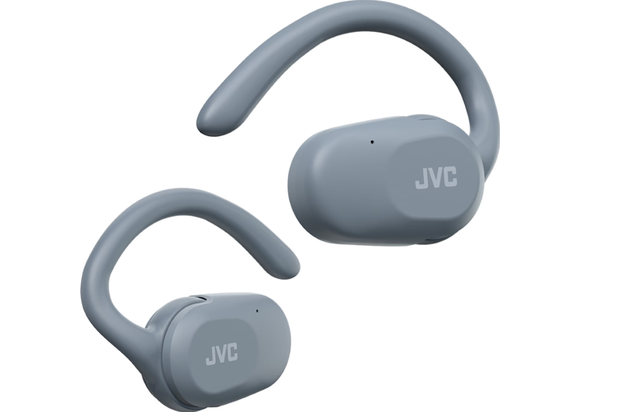 Loper met JVC HA-NP40T open-ear oordopjes, bewust van verkeer en omgeving
